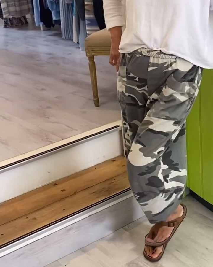 Pantalon décontracté à poches et imprimé camouflage